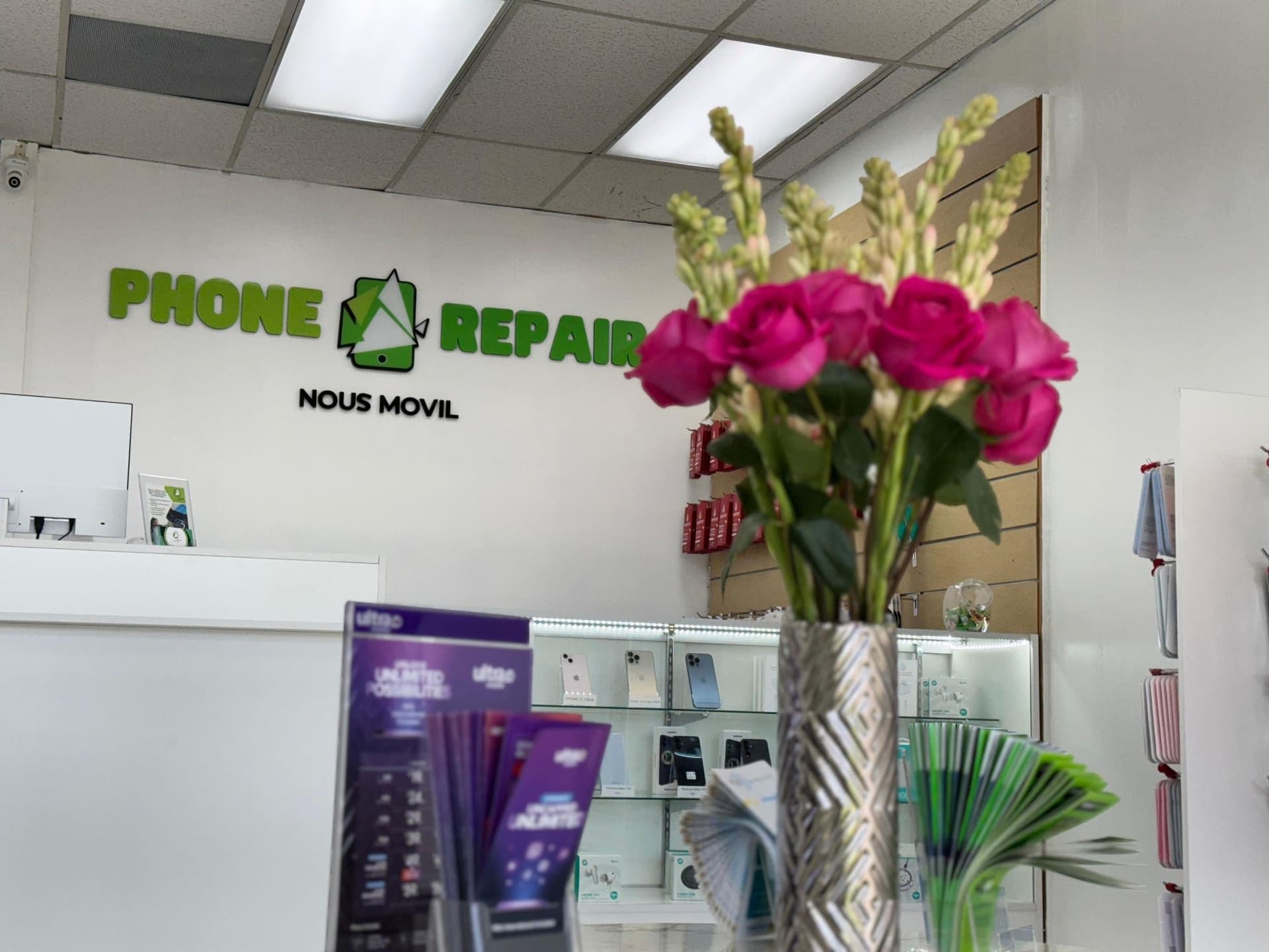 Interior de una tienda NOUS MOVIL REPAIR en Miami-Dade